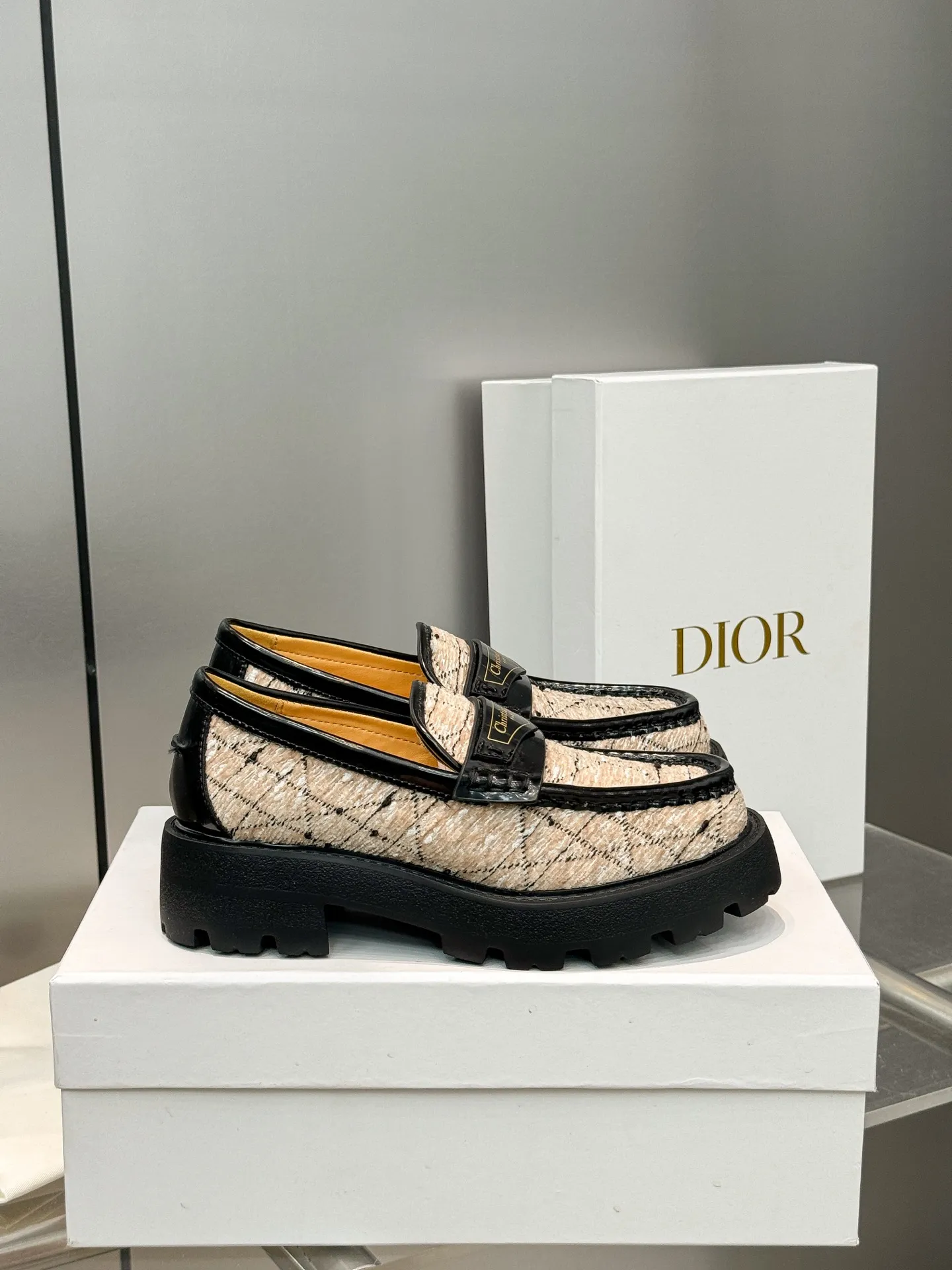 👟👟Ex-factory price 600👟👟 Dior 2024 new autumn and winter D-Boy letter logo color-blocked thick-soled women's shoes. Star's same style slip-on belt buckle round-toe retro low-heeled loafers. Material: imported open-edge beaded cowhide stitching eco-friendly rattan plaid tweed + water-dyed sheepskin lining + original molded IP outsole. Bottom thickness: 3.5CM Size: 35-42 (41.42 customized, non-refundable and non-exchangeable)